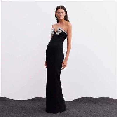 Gaun tanpa tali hitam dihiasi