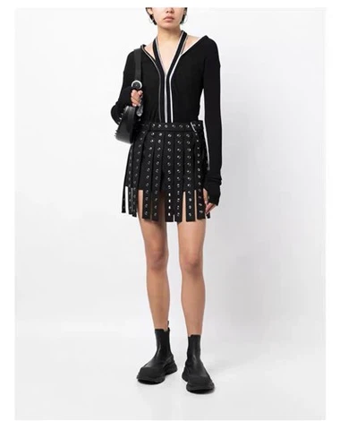 Skirt mini hitam sejuk dengan butang logam